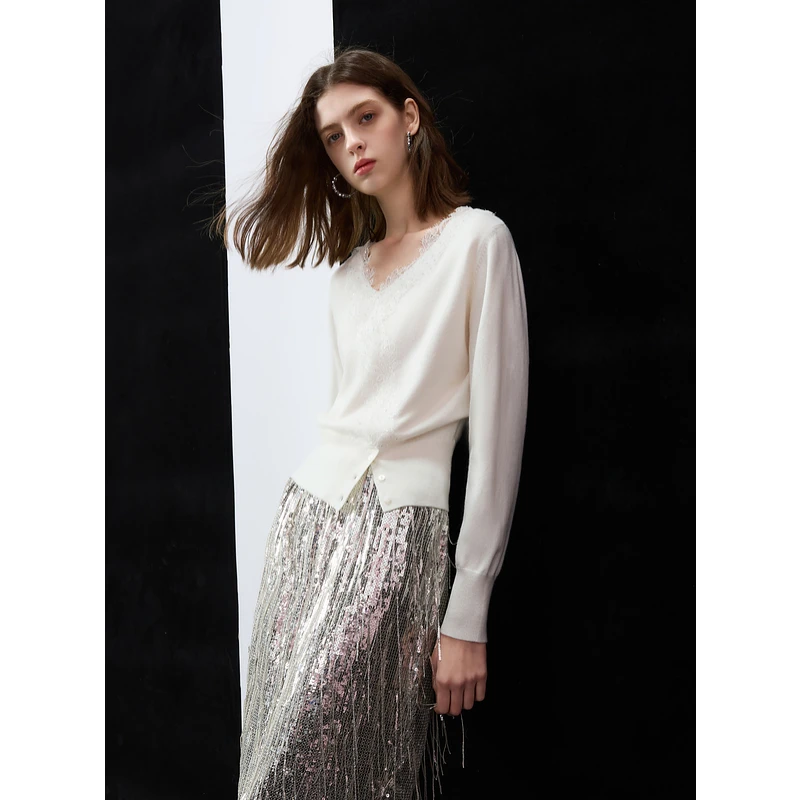 三彩ibudu2024冬季新款蕾丝花边V领收腰针织衫打底毛衫套头女