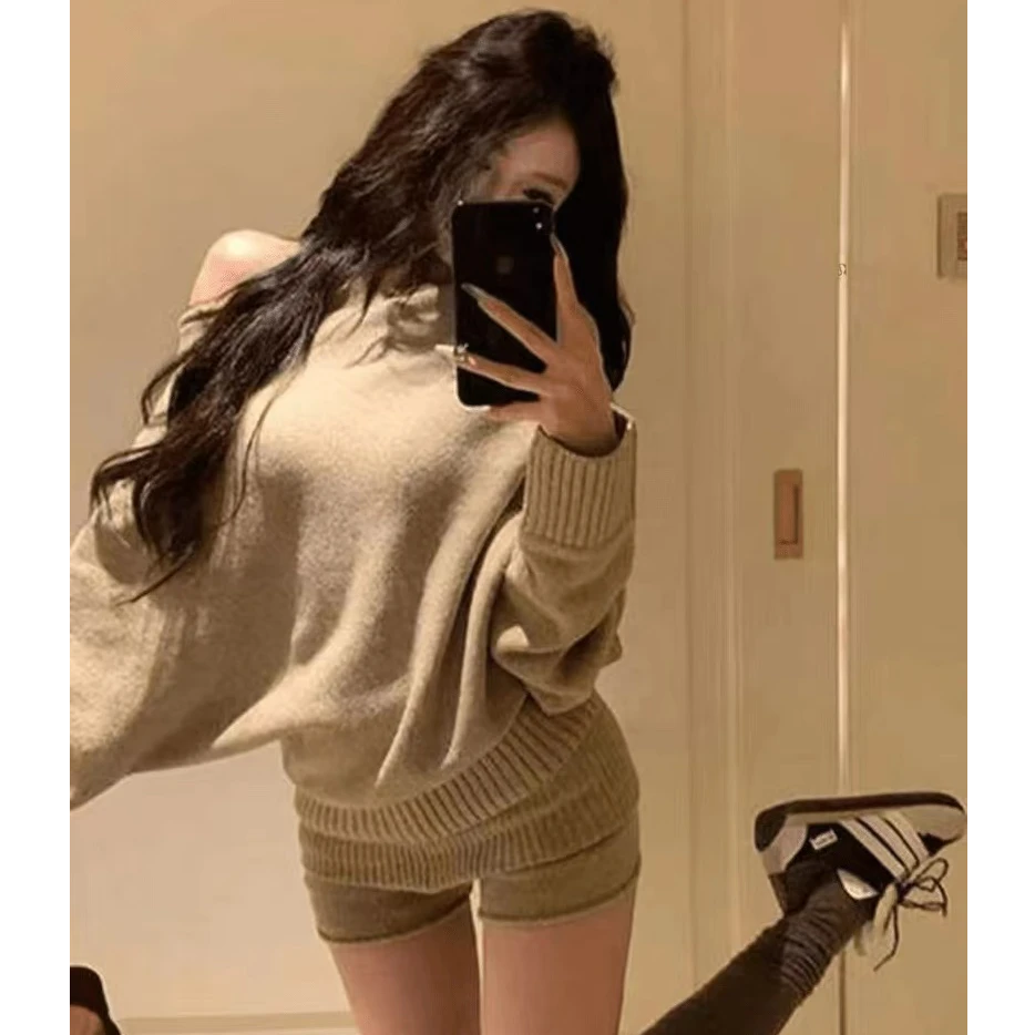 秋冬学院名媛风卡其色斜肩针织毛衣外套女配高腰短裤