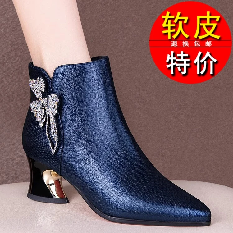 软皮秋冬季水钻中跟短靴女粗跟尖头马丁靴子2023新款加绒女靴踝靴