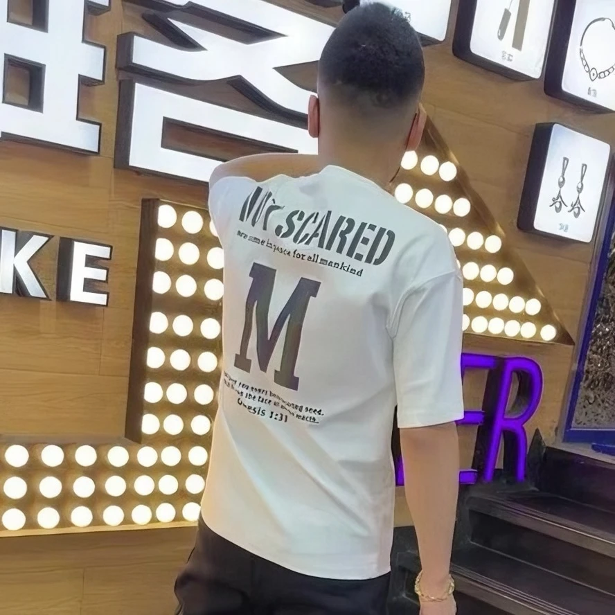 潮牌新款男青年T恤衫精神小伙字母反光炫彩印花短袖休闲帅气百搭