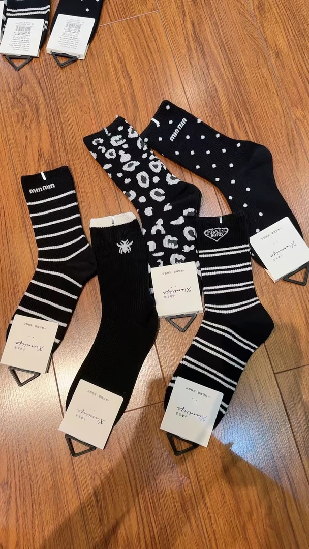 时尚百搭中筒袜