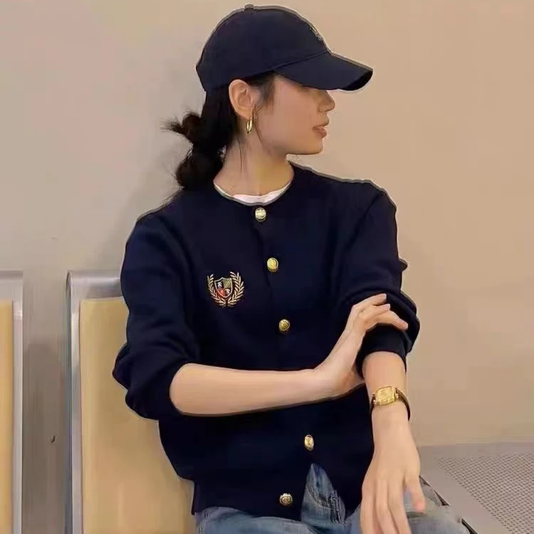 春秋英伦学院风针织衫女短款宽松上衣徽章刺绣金属扣开衫毛衣外套