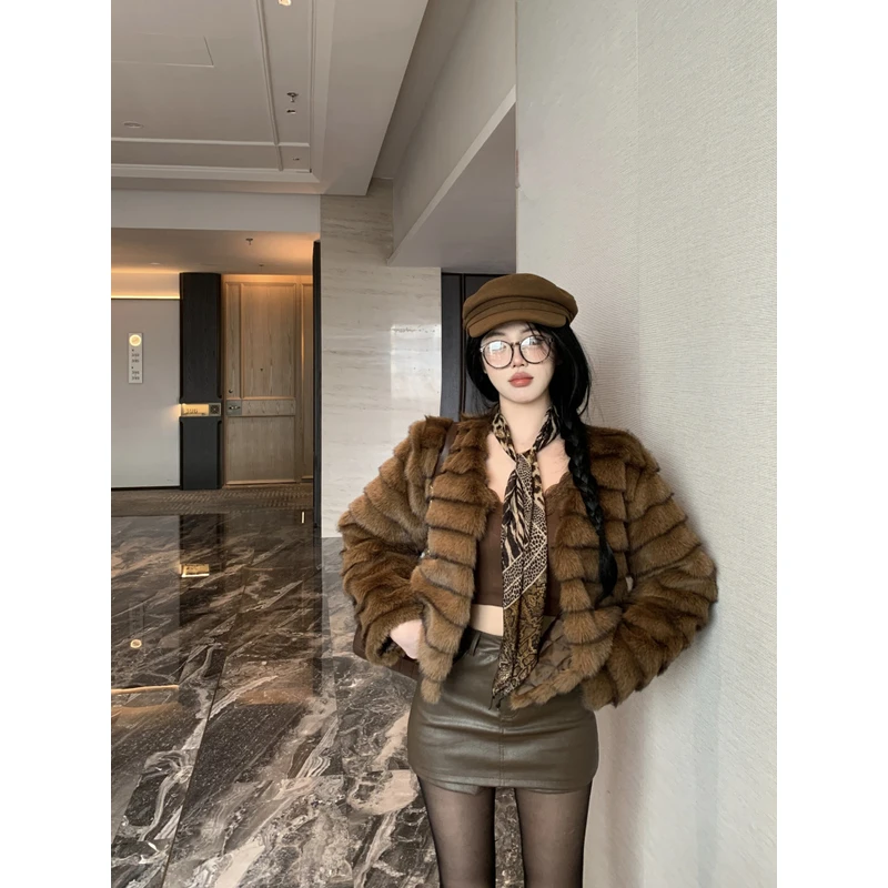 高级感仿水貂毛龙猫环保皮草女气质显瘦短毛毛外套棕色皮裤裙套装