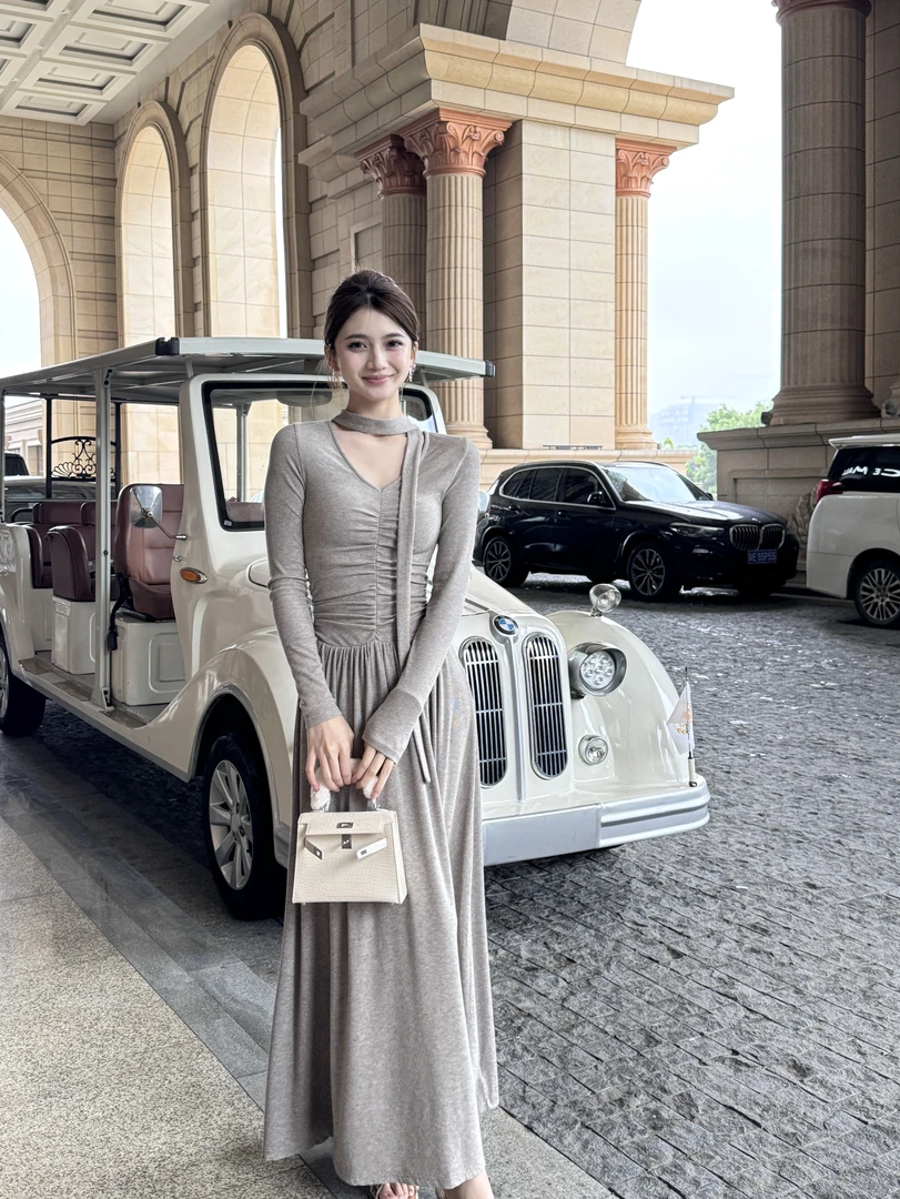 D法式秋冬慵懒精致褶皱收腰长袖打底连A摆长裙