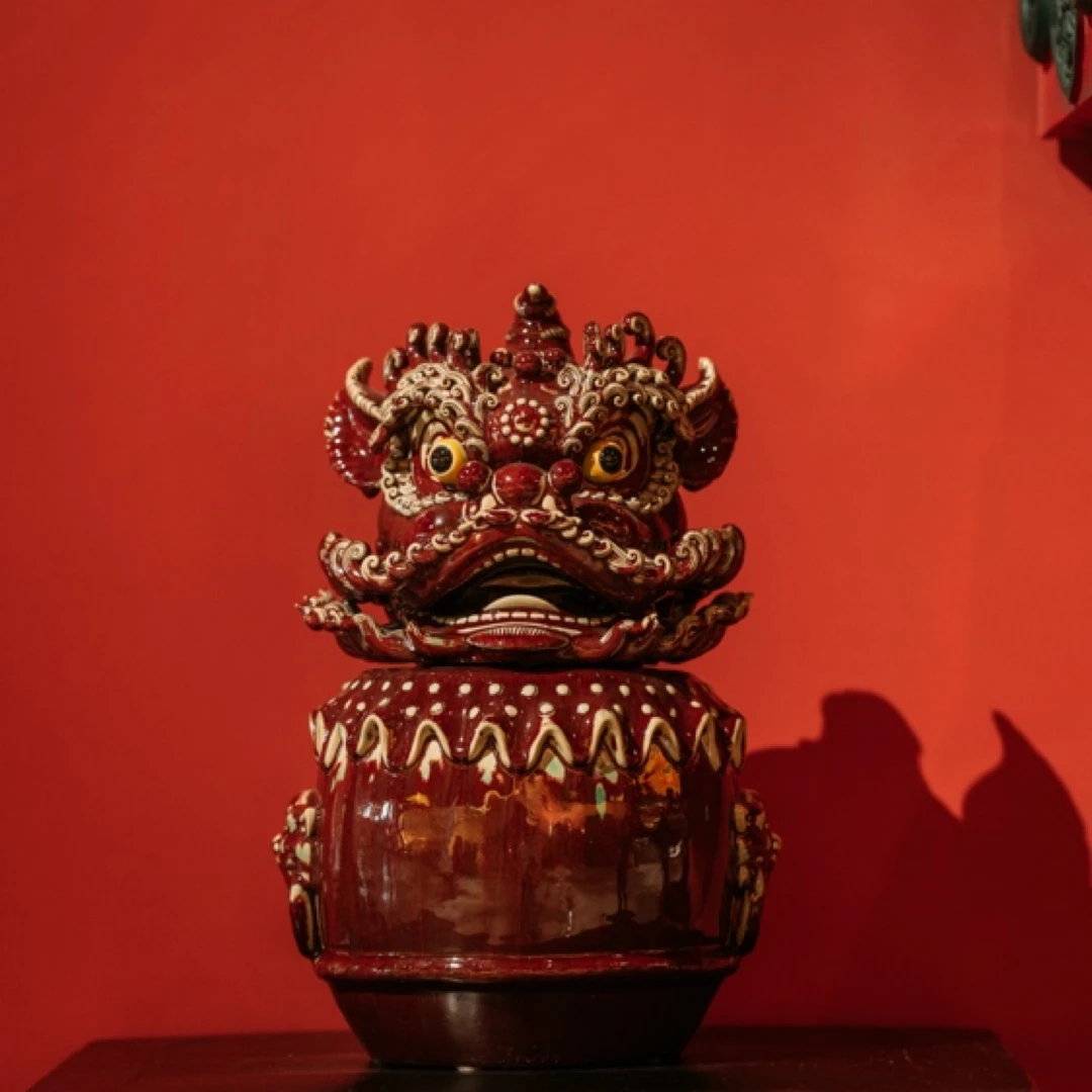 【本尼家】中式红色狮头高温瓷高档鼓上狮艺术品装饰玄关摆件