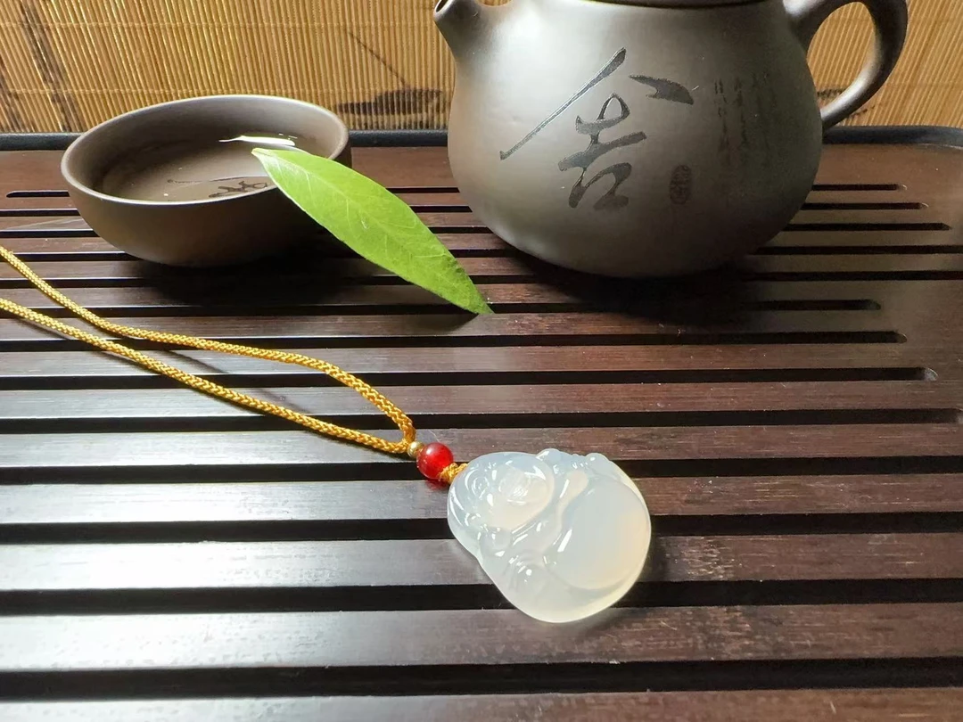 玛瑙玉髓佛公吊坠