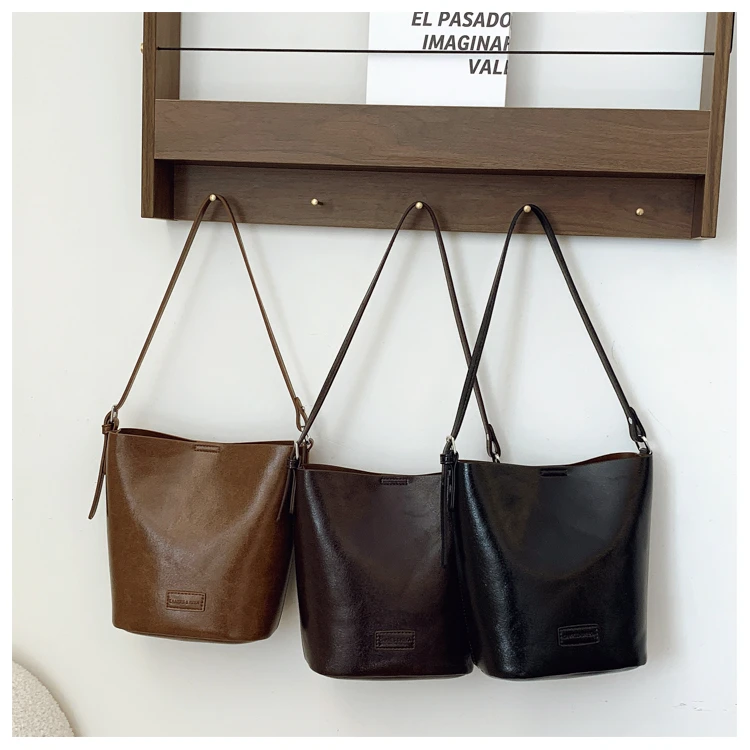 MUZI新款水桶包四季百搭单肩包纯色大容量斜挎包平替好物皮面女包