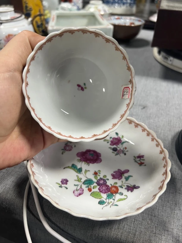 粉彩花卉杯碟一套