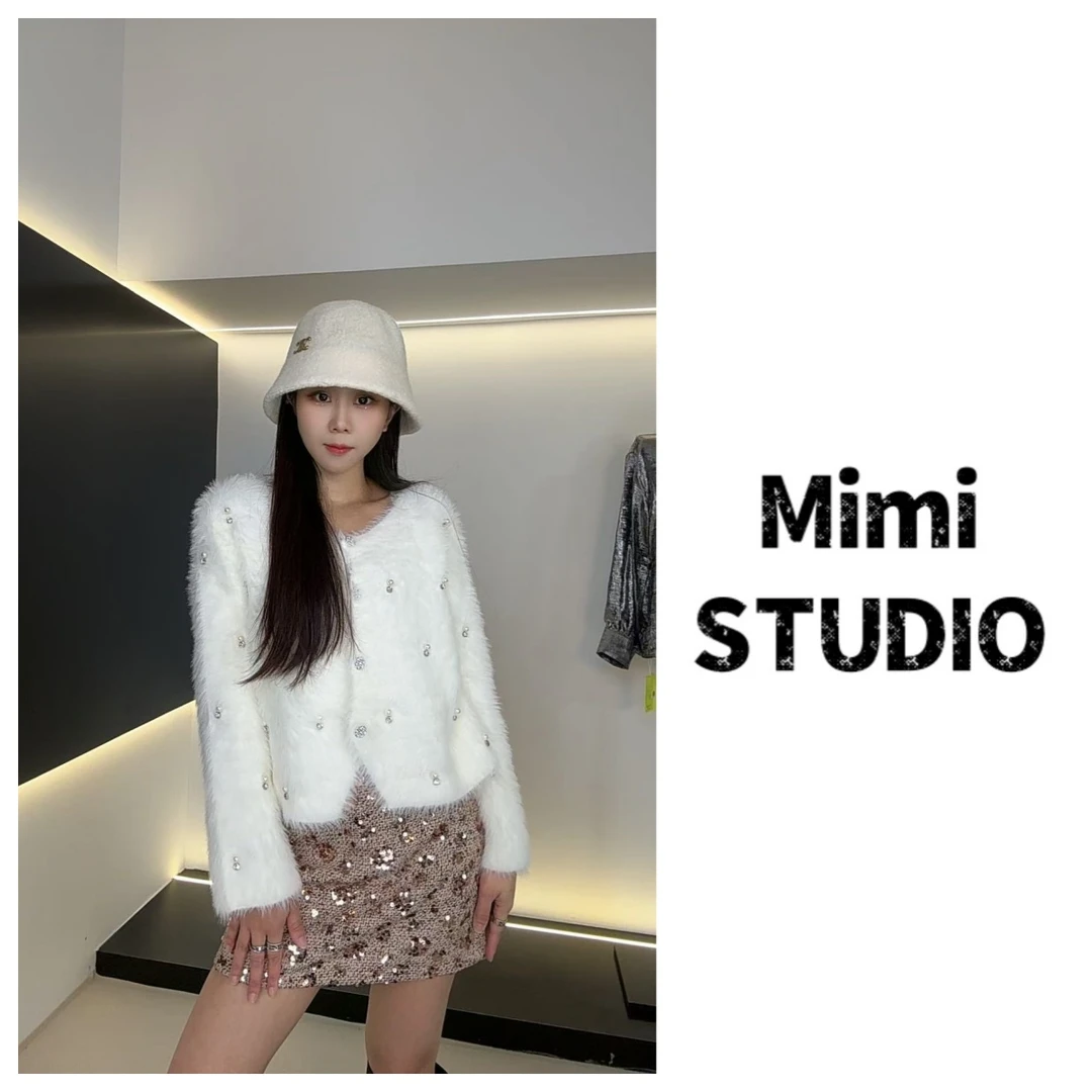 【蜜蜜Mimi】秋冬新款宽松百搭上衣小香风甜美仿水貂钉钻V领上衣