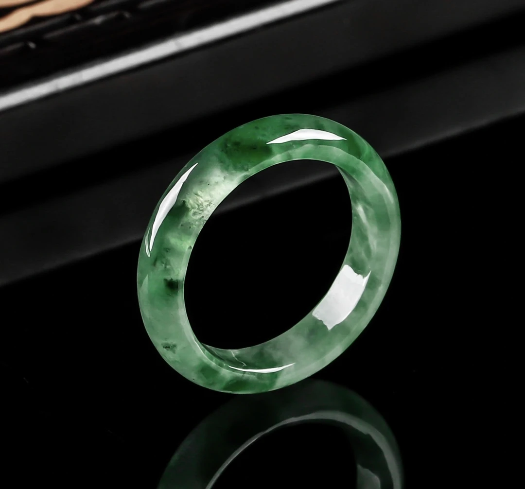 天然A货翡翠冰种飘绿花戒指