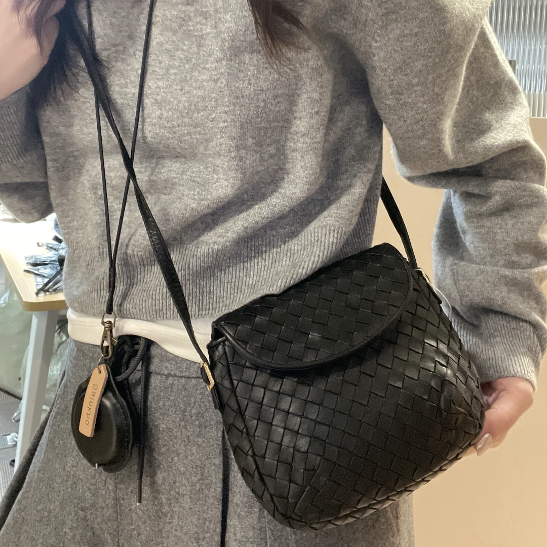 95新 BOTTEGA VENETA/葆蝶家 黑色皮编织单肩斜挎包