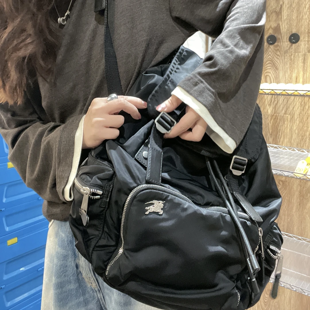 95新 BURBERRY/博柏利 黑色尼龙双肩包书包