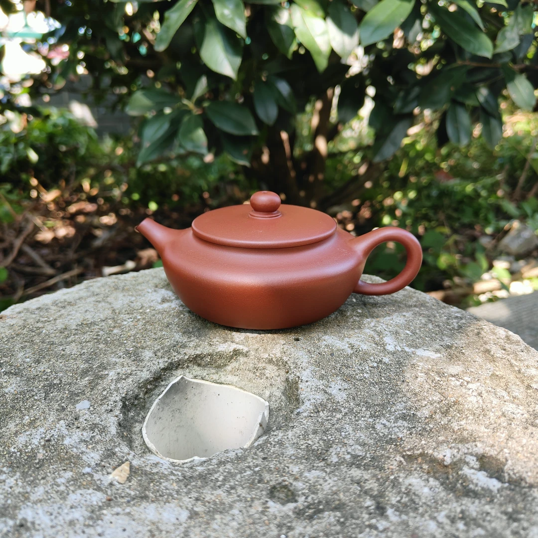 宜兴紫砂壶,平底扁晨,容量180左右清水泥精工半手工制作,自做