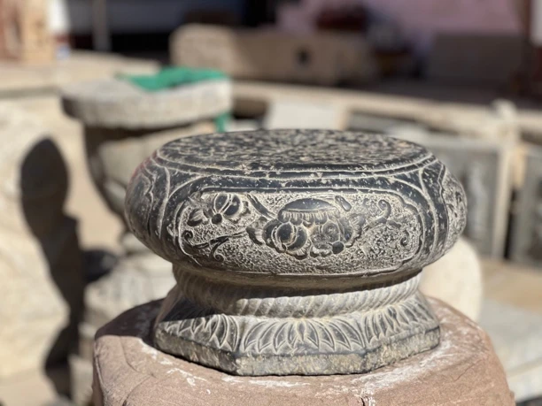 明黑油石四开窗束腰柱墩