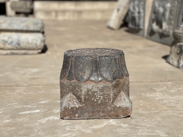 明黑油石莲花柱墩