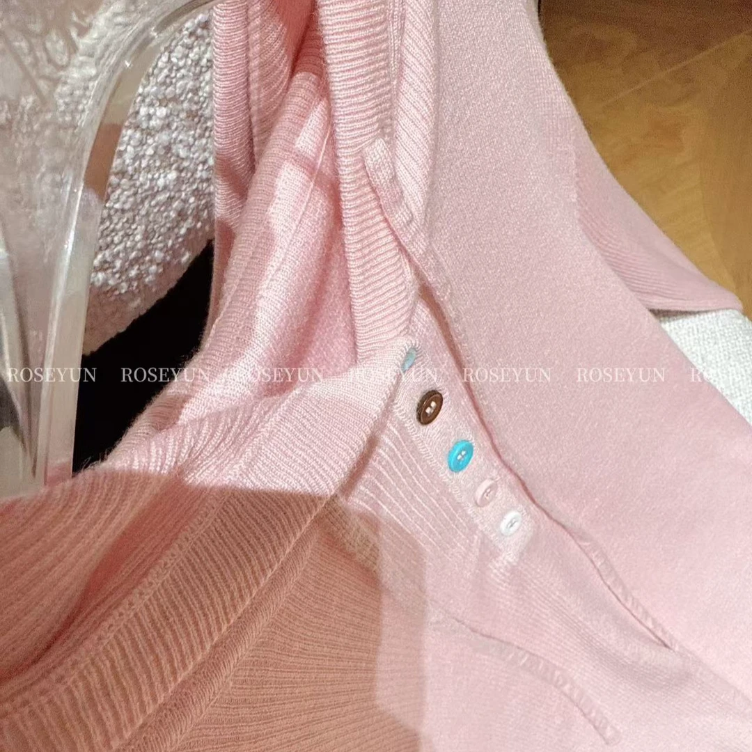 【Rose Yun】软软蜜桃 彩扣连帽针织上衣 2410254