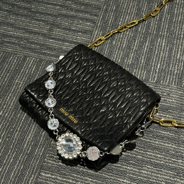 95新 MIU MIU/缪缪 缪缪黑色黑金斜挎包/5471937