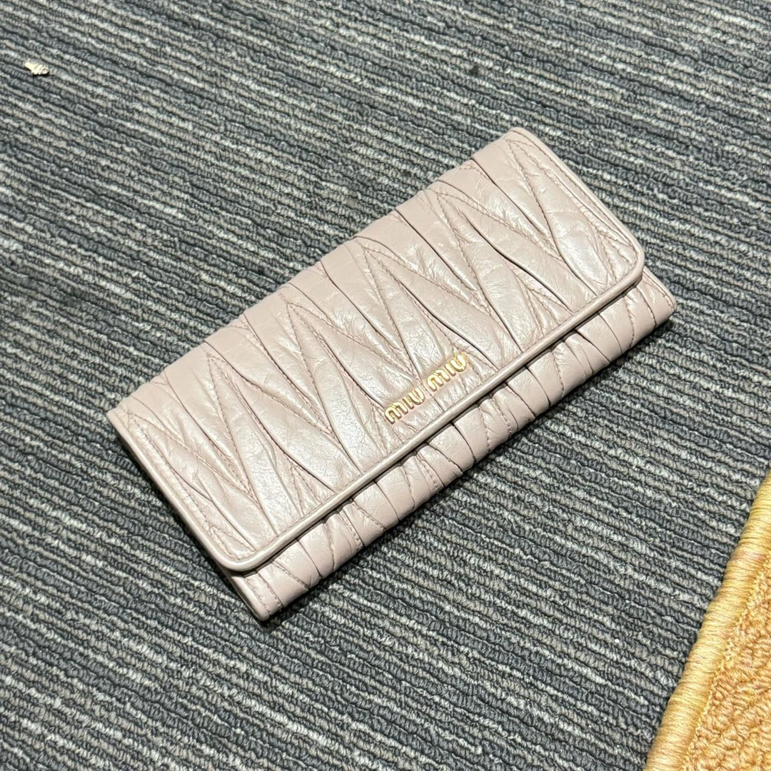 95新 MIU MIU/缪缪 Miumiu奶茶色钱包/9699992