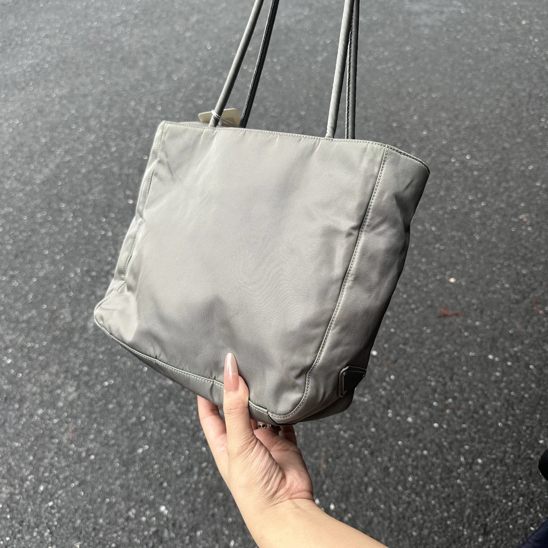 95新 Prada/普拉达 prada灰色降落伞腋下包/8704911
