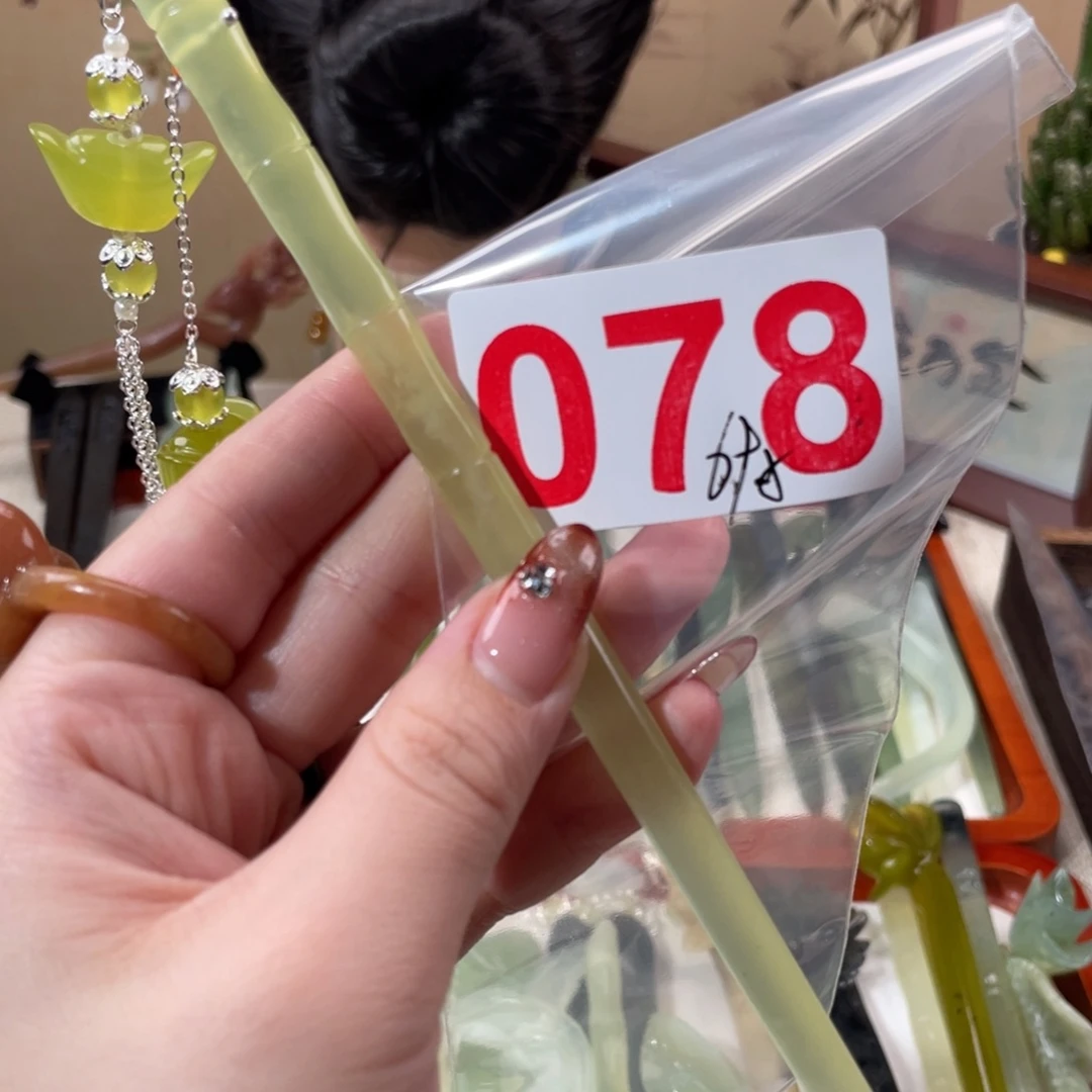 蛇纹石玉发饰合金伊**妈