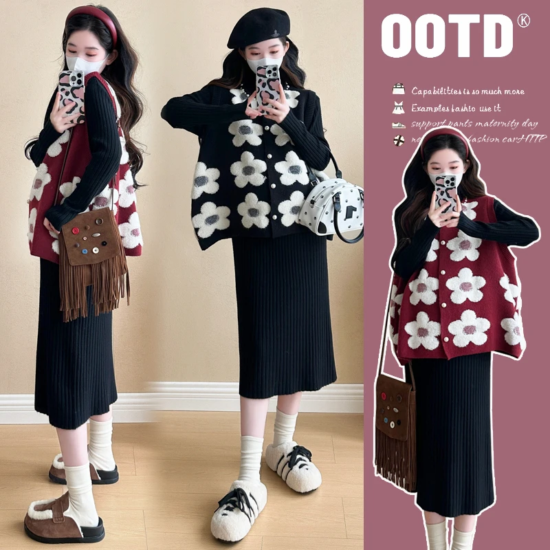 孕妇装秋冬新款时尚洋气半高领打底连衣裙高级感开扣钉珠爱心马甲