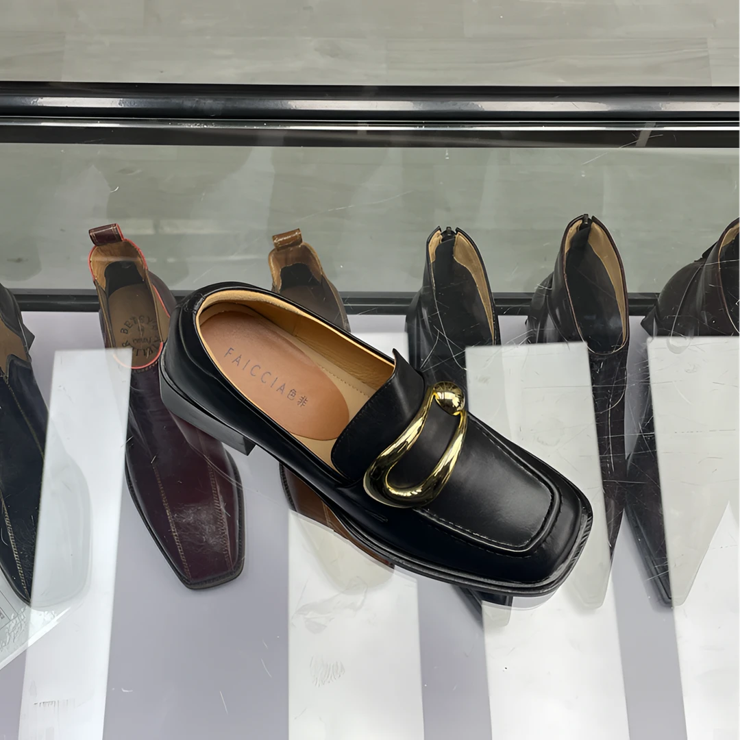 【品牌撤柜】黑色真皮面舒适粗跟金属扣时尚单鞋41035