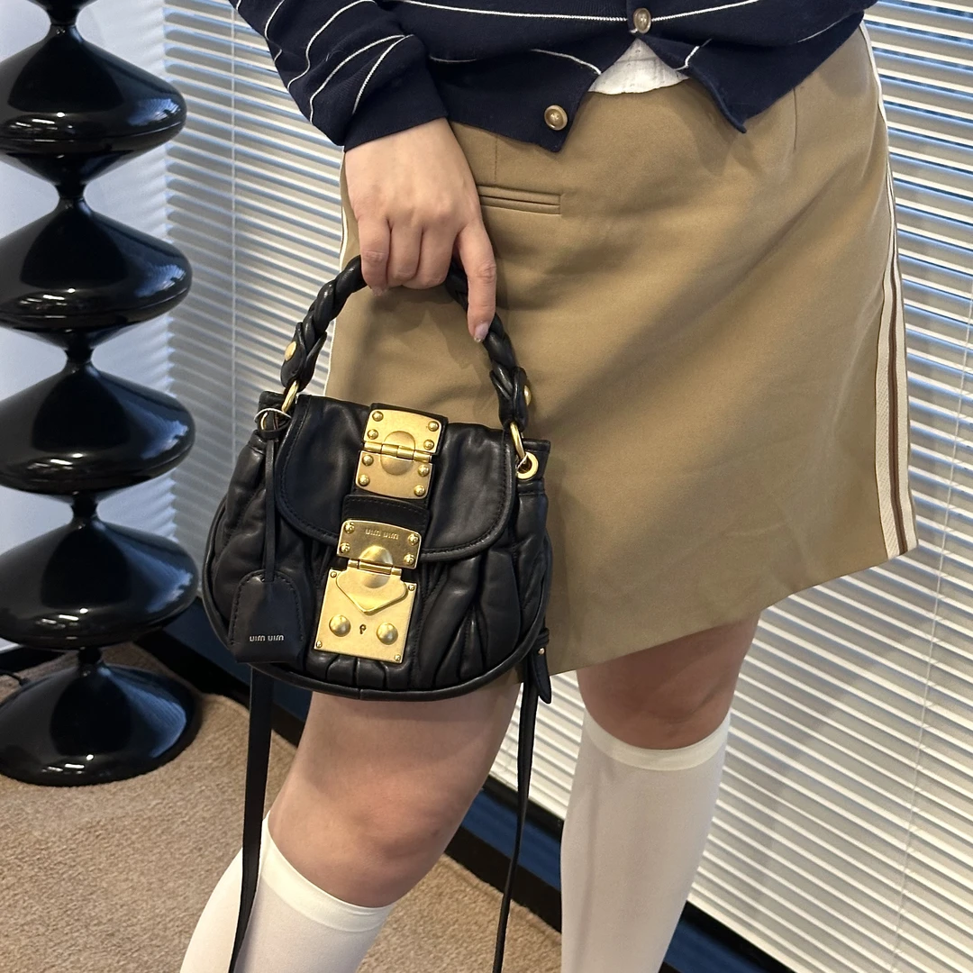 95新 MIU MIU/缪缪 黑金褶皱小元宝手提斜挎包