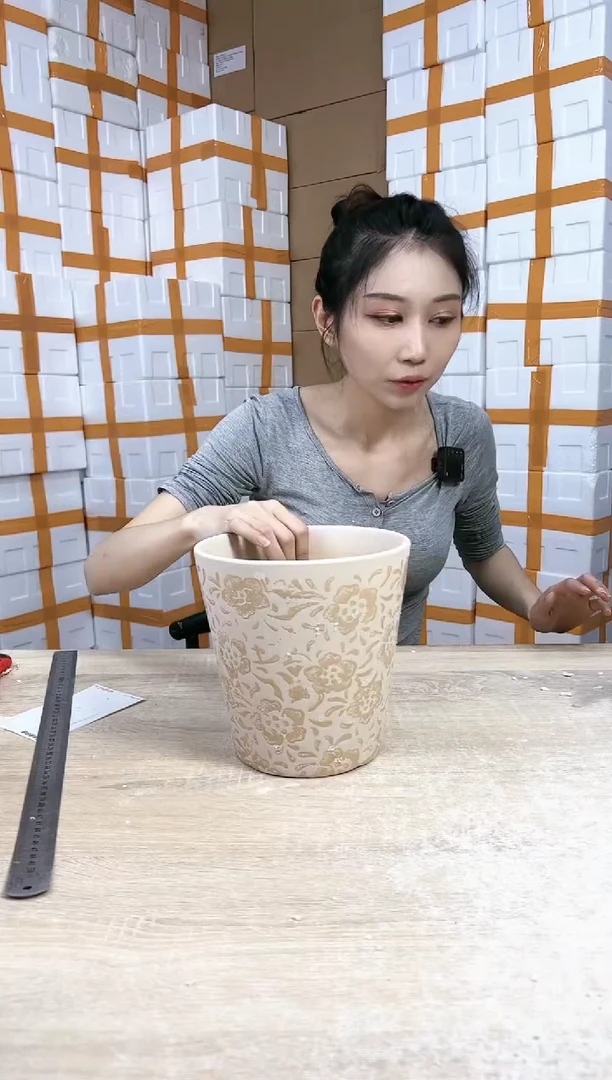 【闪购商品】陶瓷20CM以下圆筒缩点中号19x19