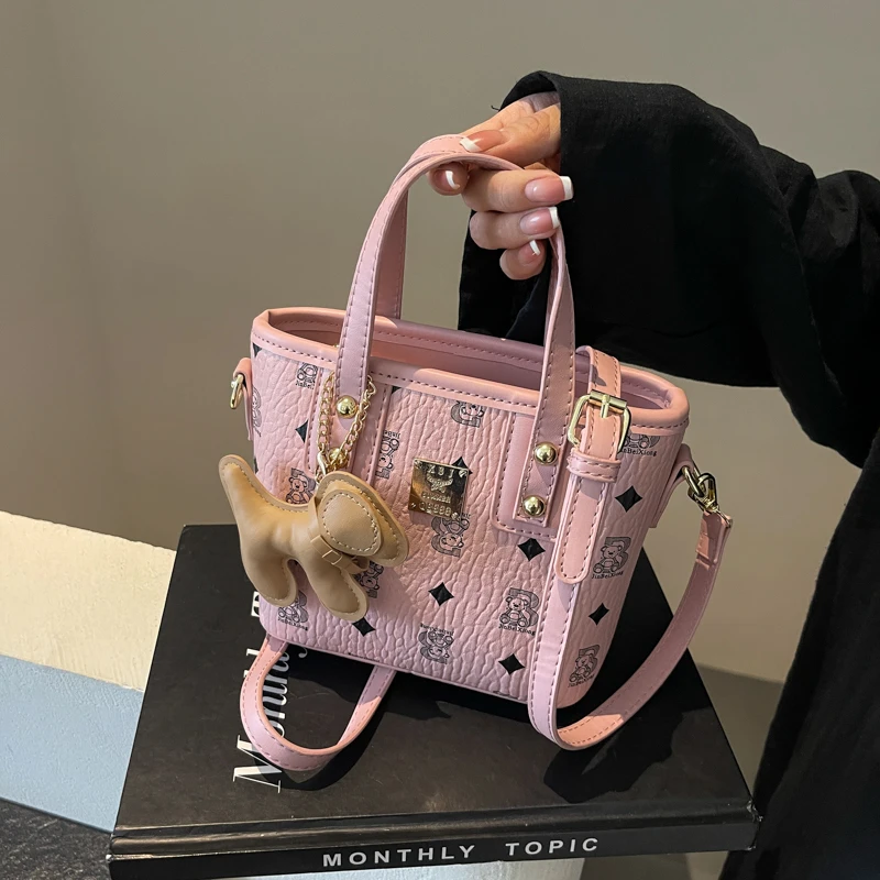 高级感轻奢手拎包包女式2025年秋冬流行时尚质感斜挎包单肩水桶包