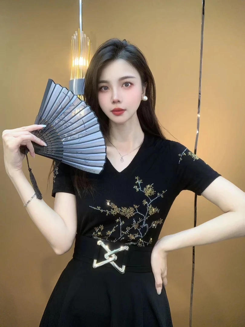 2025夏天新款镶钻圆领短T恤打底衫女内搭流行时尚轻奢黑色V领百搭