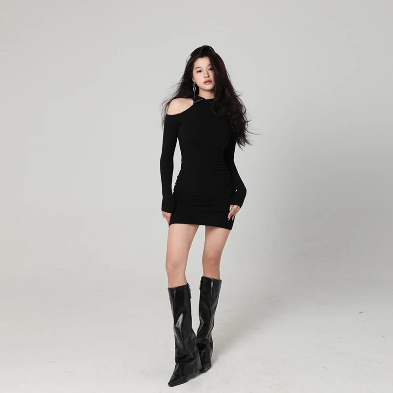 六指导 奶辣C位 性感露肩黑色针织裙2023新款显瘦加厚修身连衣裙