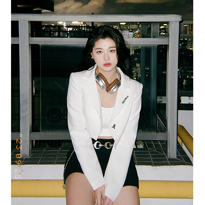 六指导 奶味千金 高级时髦白色外套2023秋季显瘦蝴蝶金属扣短西装