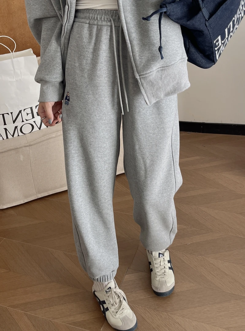 小雅姐姐 简约休闲卡通刺绣小熊抽绳加绒束脚卫裤IC13