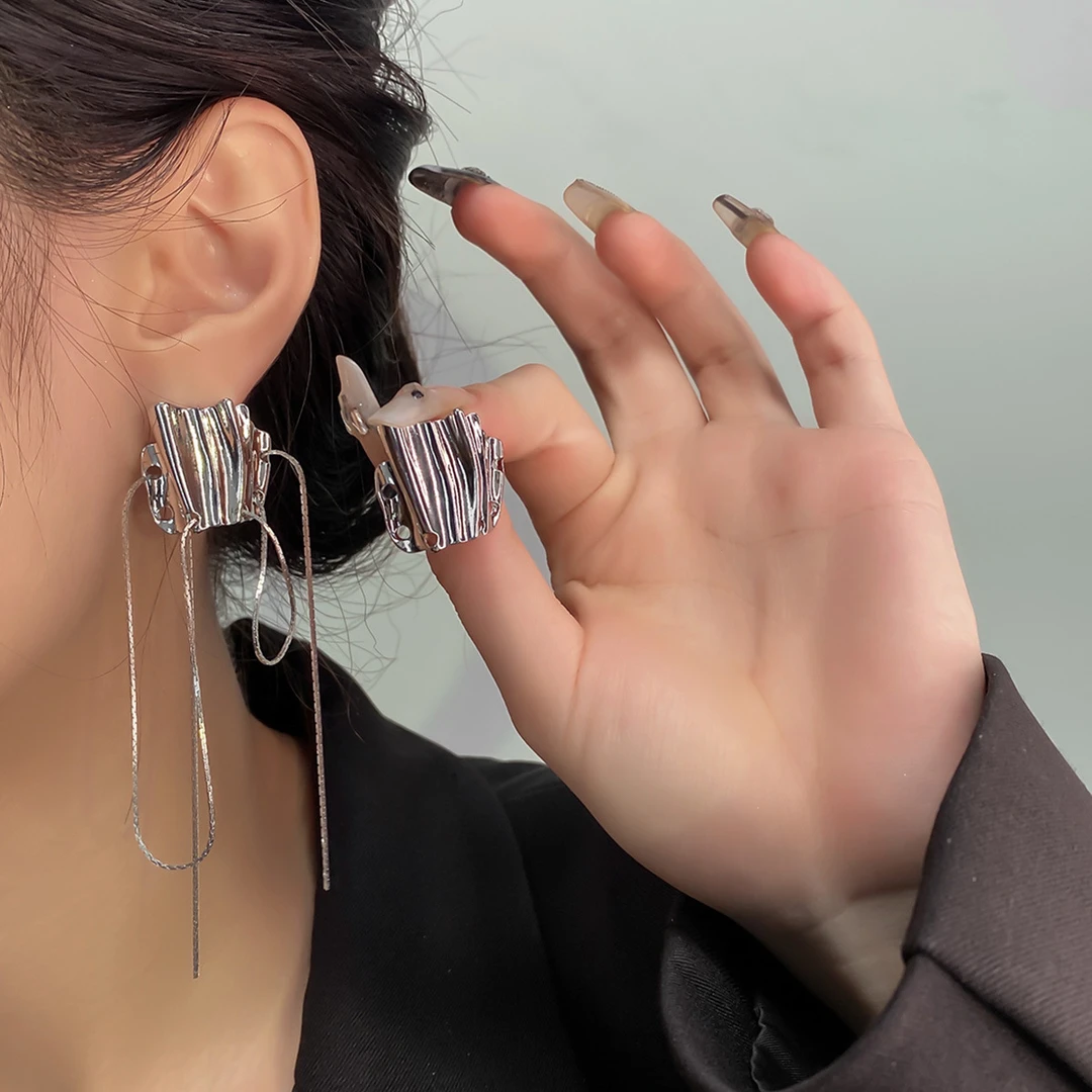 2024年新款潮独特设计感不对称流苏耳环女金属褶皱冷淡风气质耳坠