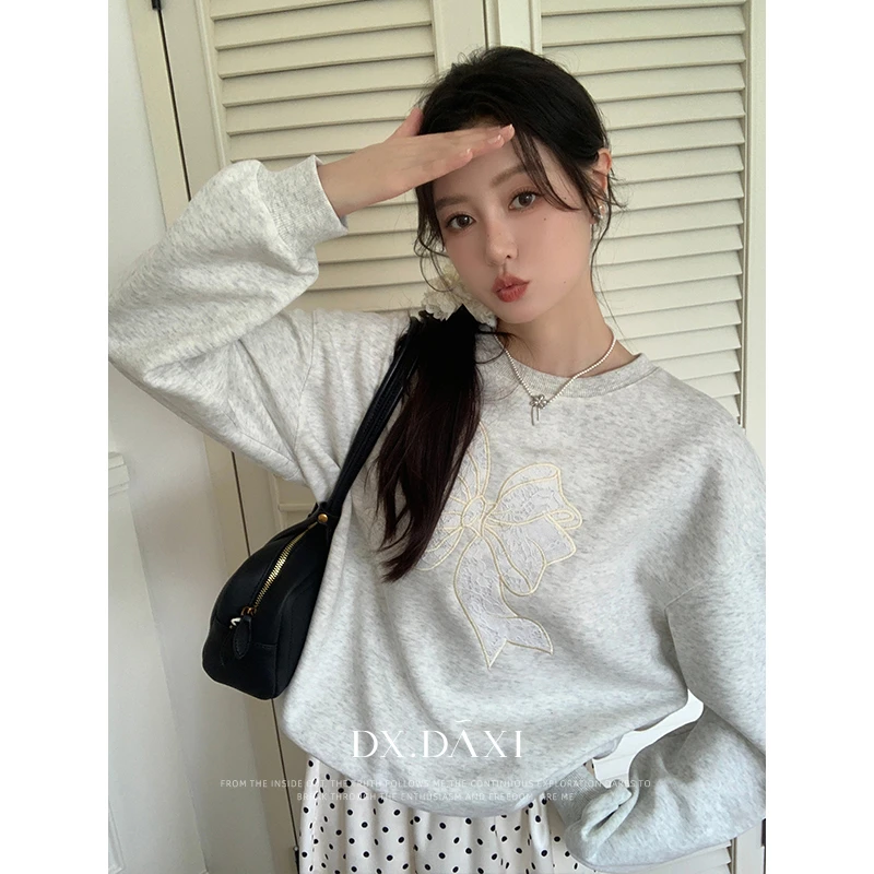 代大喜【轻舞】圆领刺绣蝴蝶结长袖卫衣秋季新款宽松百搭休闲上衣
