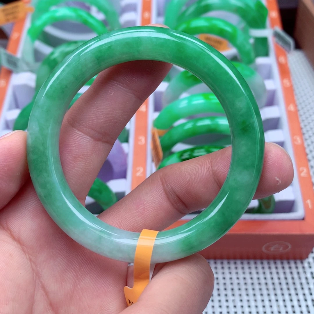 翡翠手镯未镶嵌翡翠