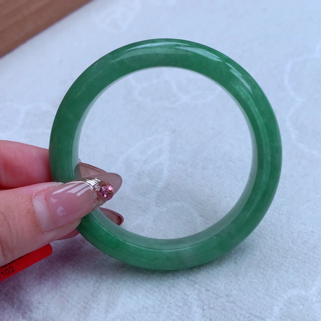 翡翠手镯未镶嵌翡翠