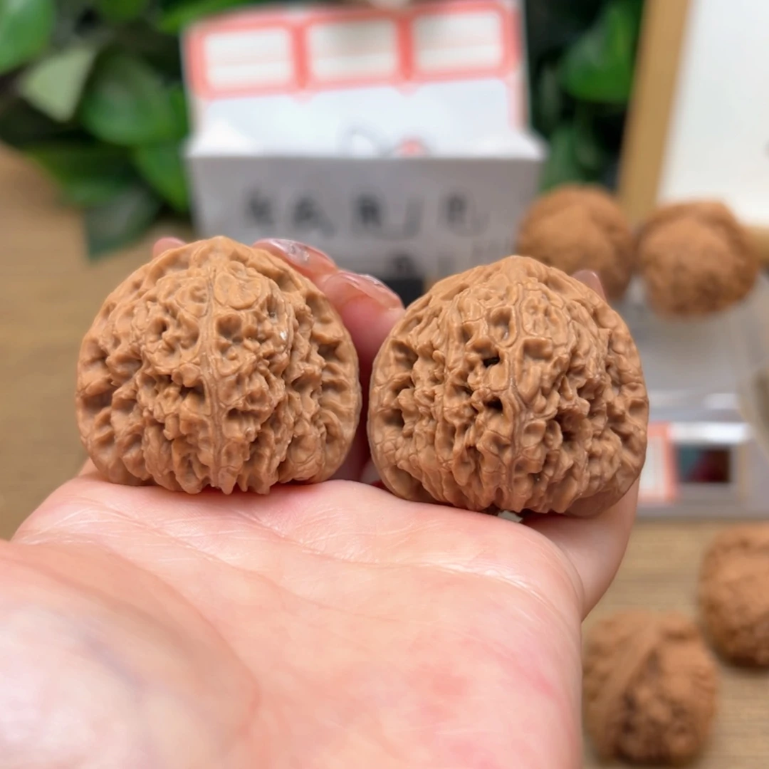 【闪购商品】文玩核桃把件细**染38三角南疆石