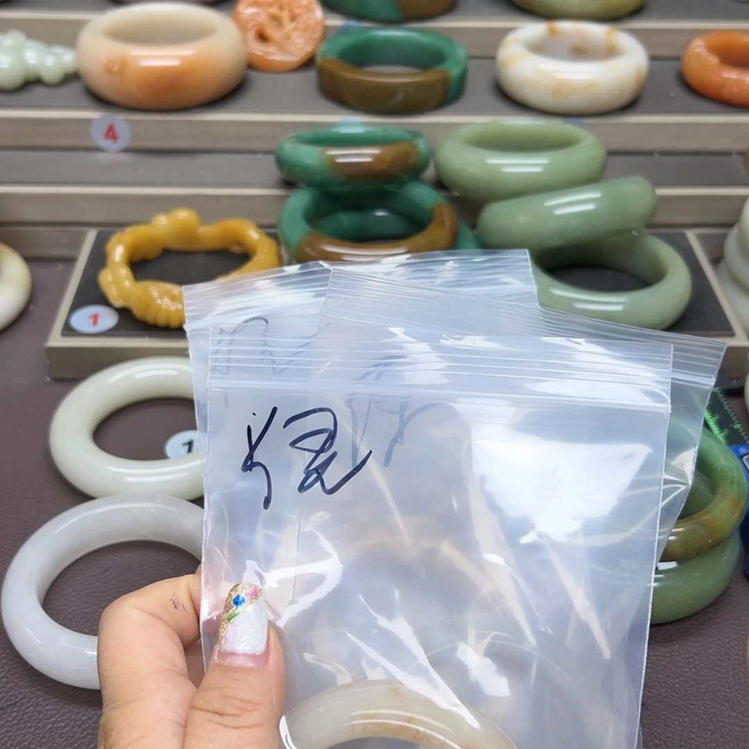 【闪购商品】石英质玉手镯未镶嵌墨*