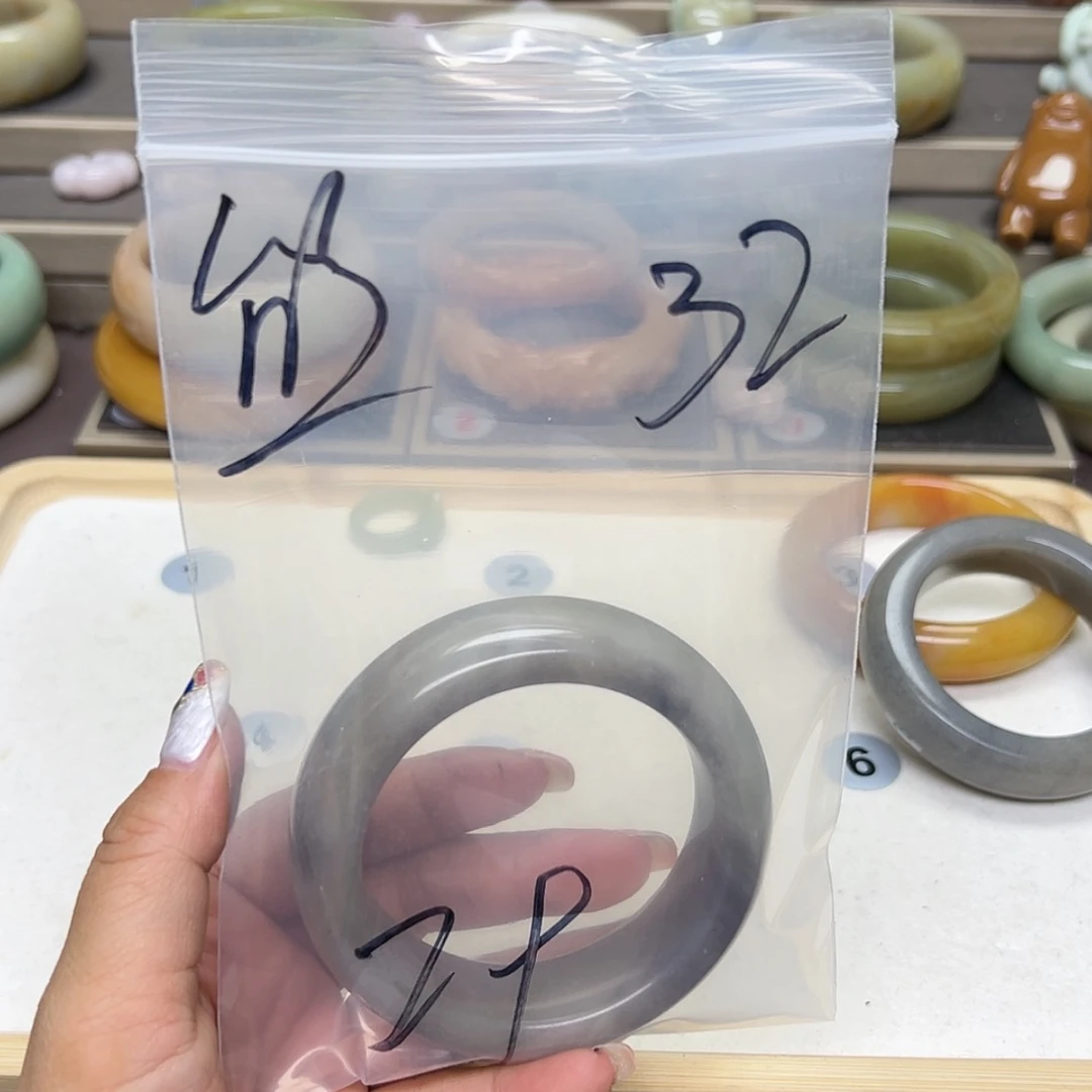 【闪购商品】石英质玉手镯未镶嵌维*熊