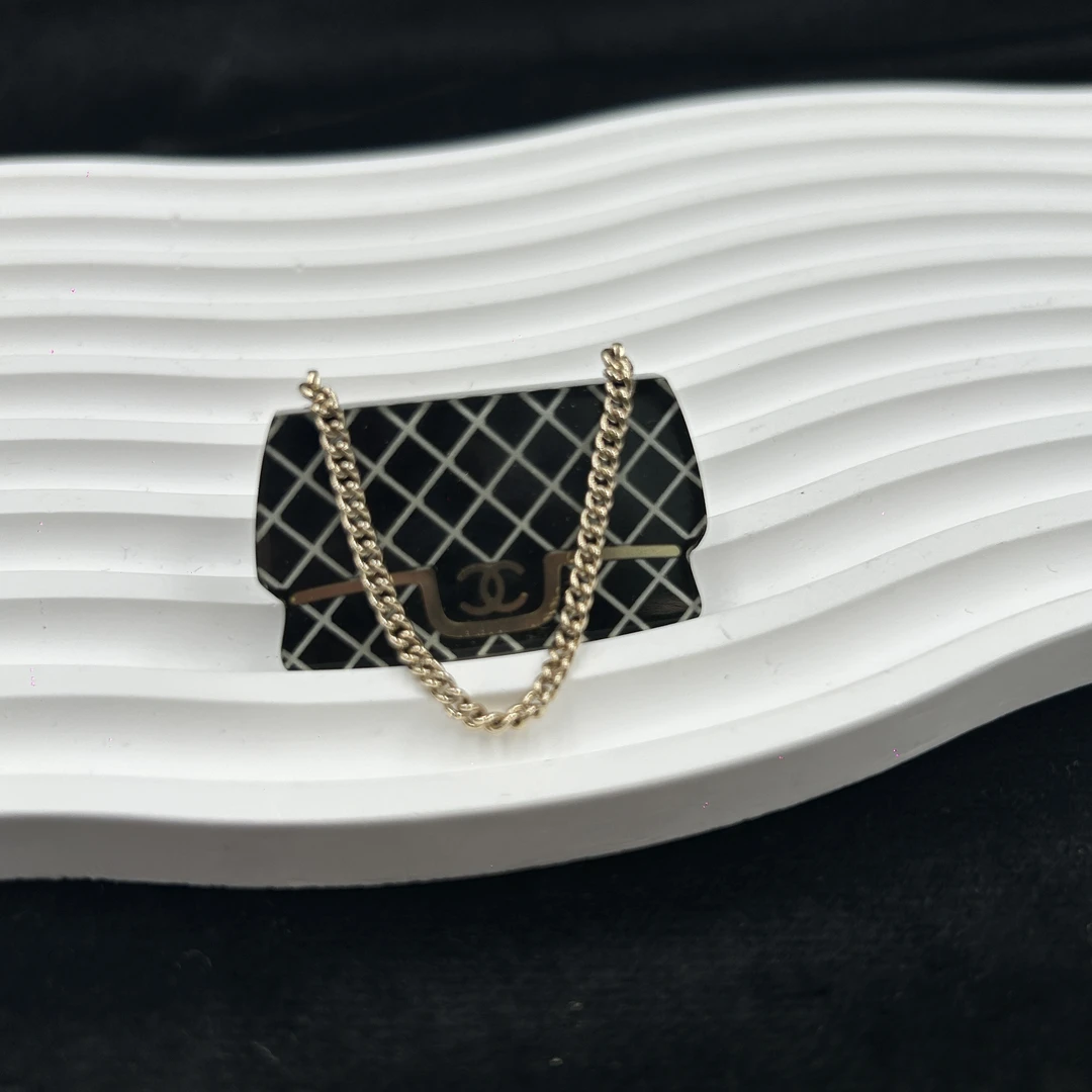 95新 Chanel/香奈儿 香奈儿亚克力包包胸针/x01395