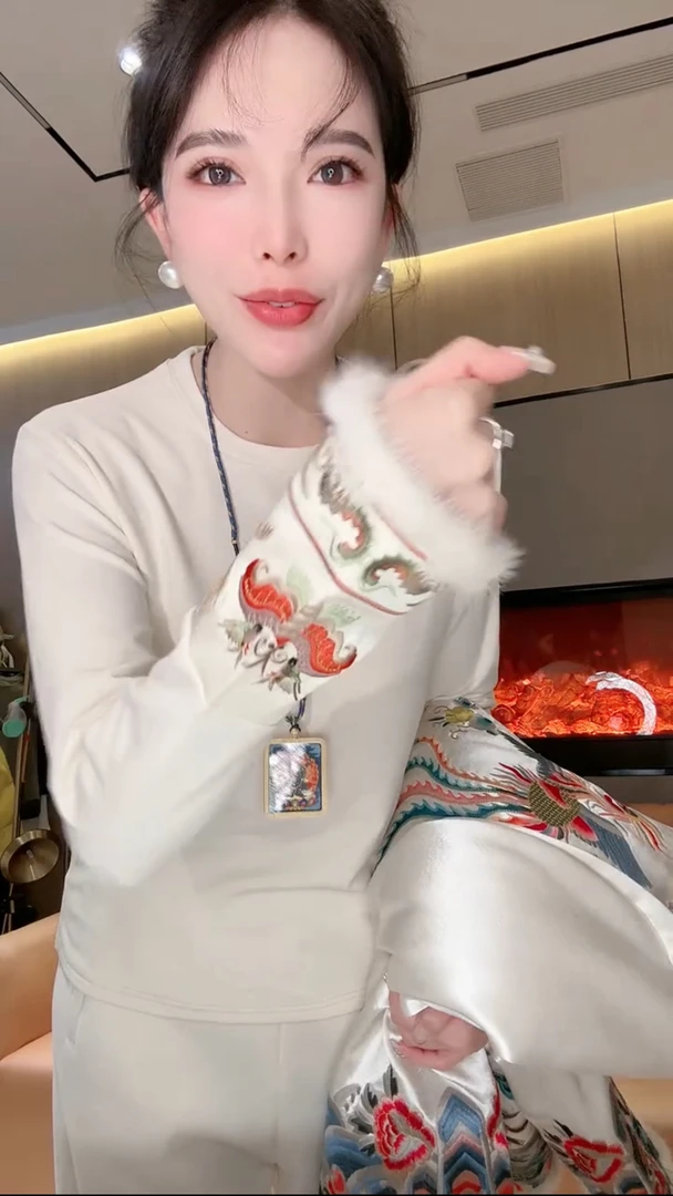 新中式时尚爆款复古女国风圆领针织衫毛毛袖刺绣打底衫