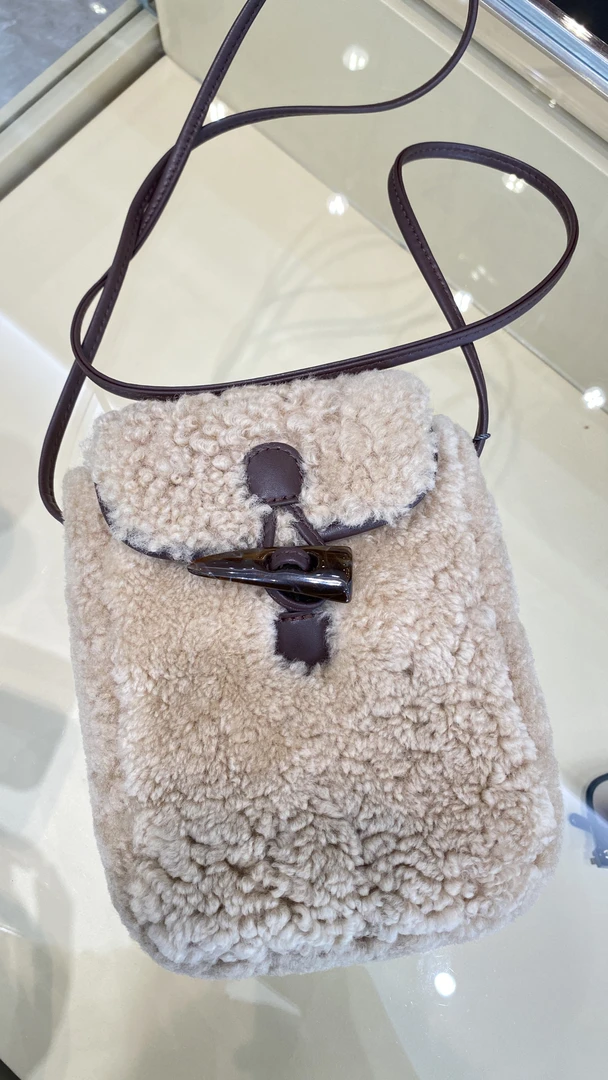 MIRIGA新款羊羔毛斜挎小包