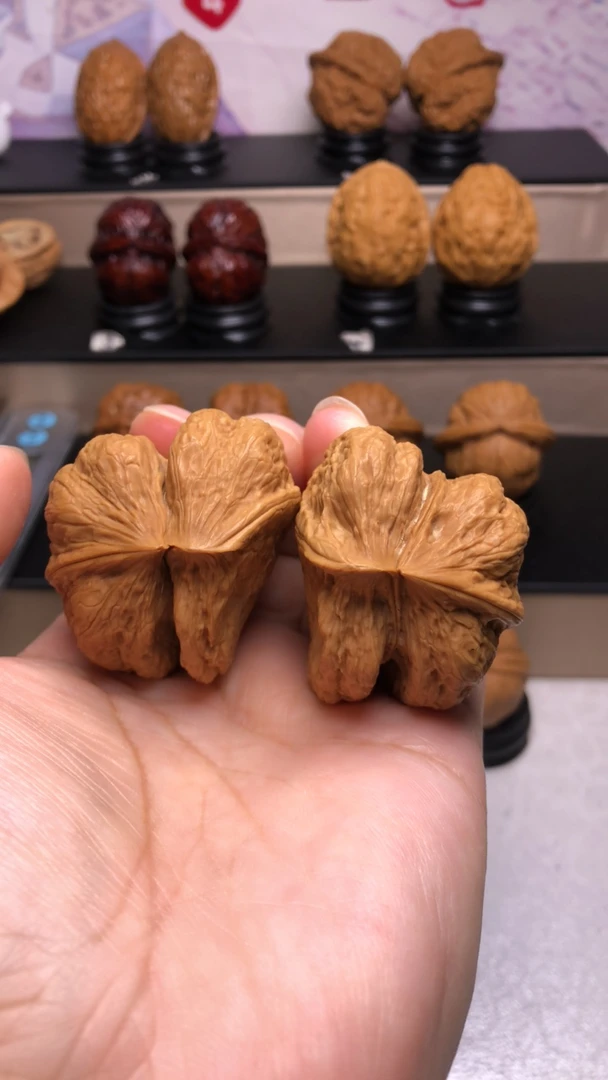 连体半壁云南野生铁皮核桃文玩