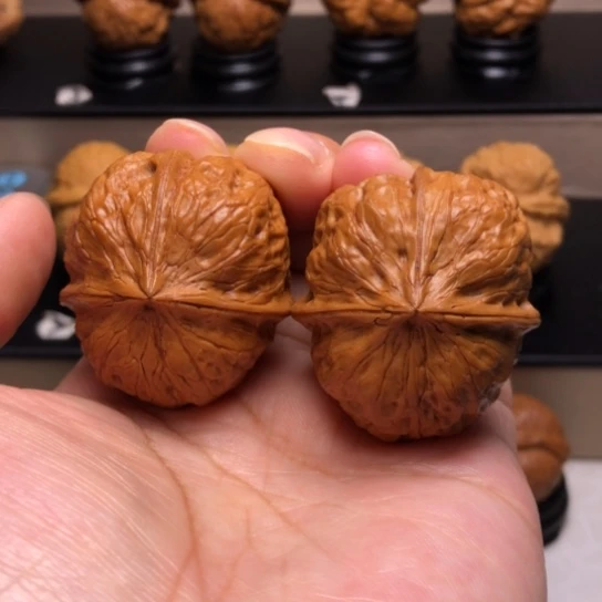 文玩核桃把件玉面三楞75