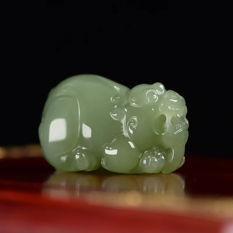 和田玉貔貅吊坠男女款湖水绿招财瑞兽挂件约42*25*26mm多样性发货