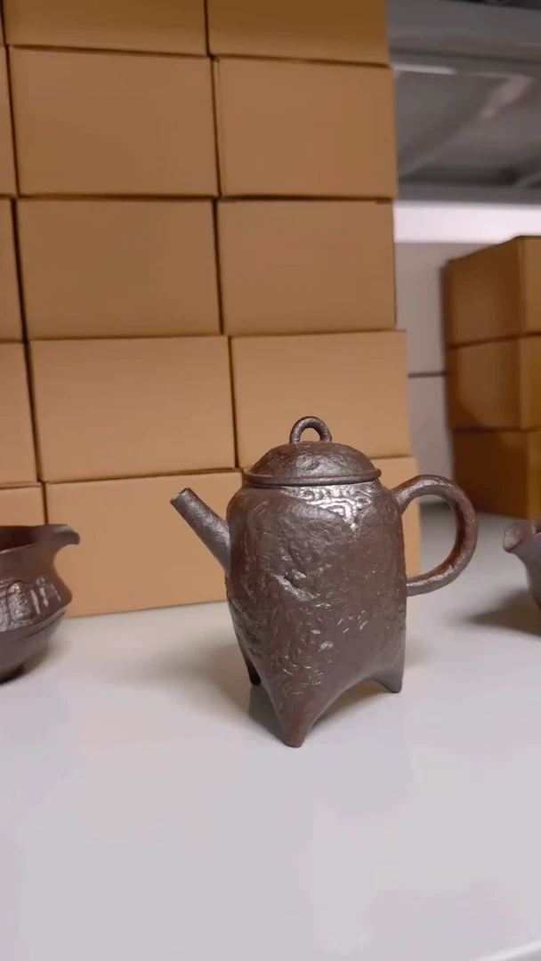 【闪购商品】铁锈釉三足鼎立壶