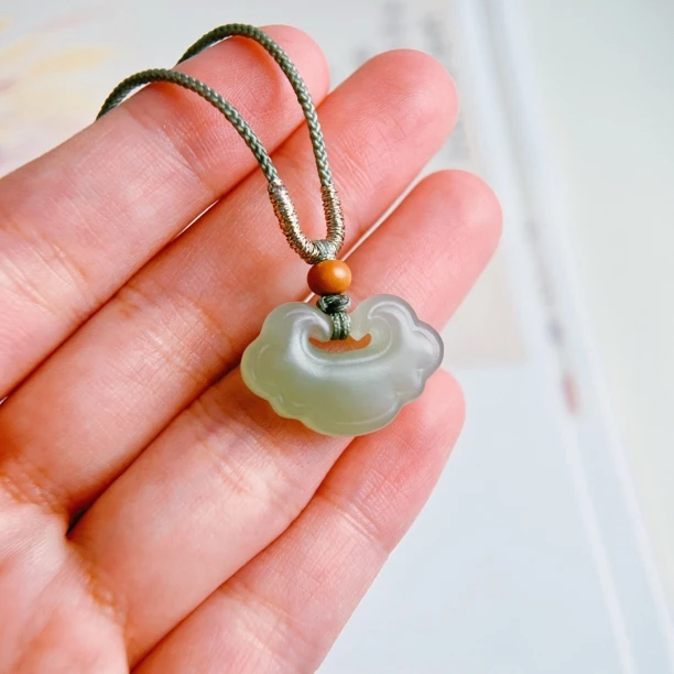 24mm正宗天然上等和田玉晴水如意锁挂坠吊坠葡萄肉