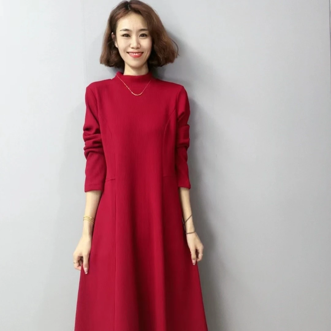 8255【品尚】冬季新款加绒圆领显瘦收腰气质洋气长款纯色时尚连衣裙
