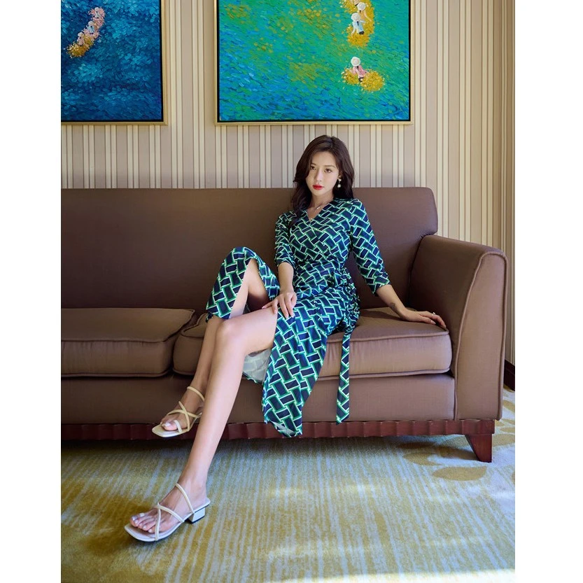 嫣源漫绿格夏季气质时尚显瘦v领修身设计感开叉连衣裙法式复古